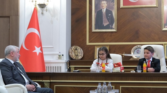 BAŞKANLIK KOLTUĞU ÇOCUKLARA EMANET